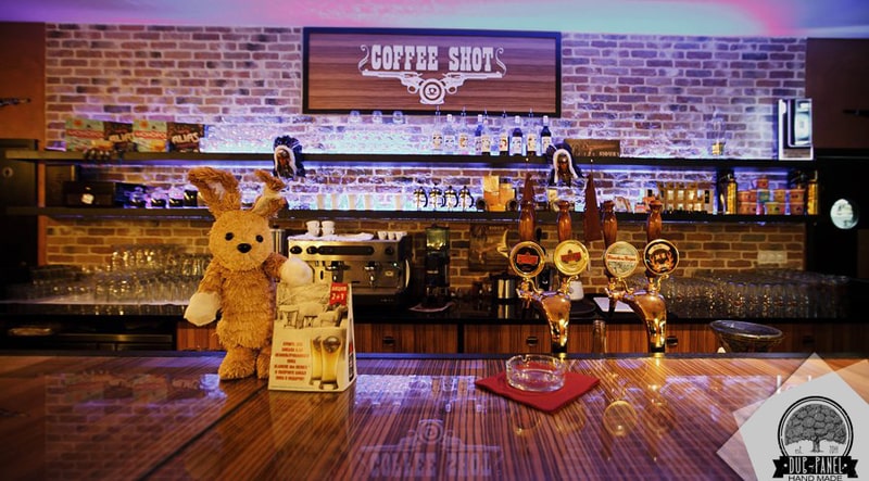 Барная стойка, дверь, лестница, стеновые панели и столики в кафе Coffee Shot